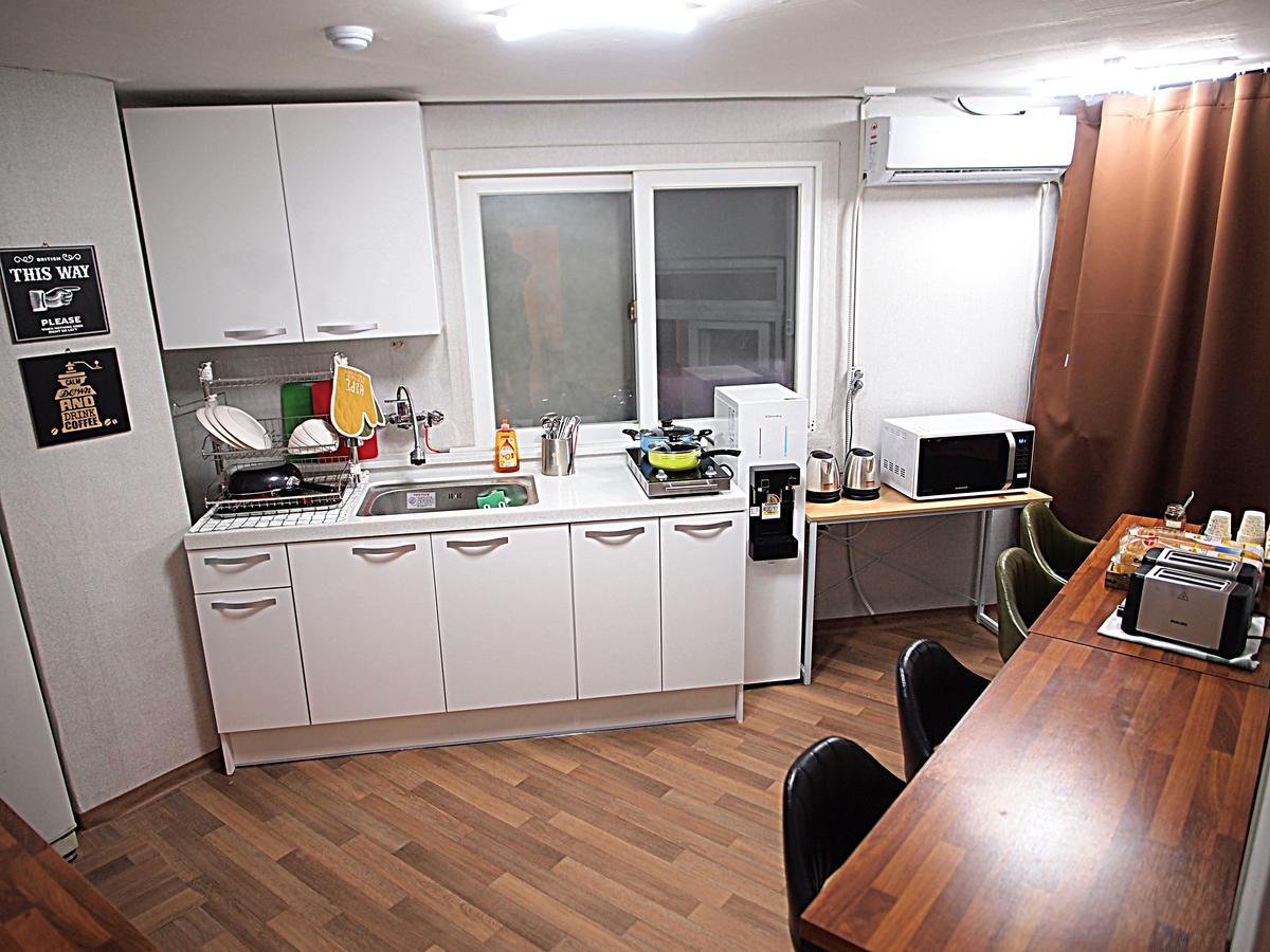 Hostel Gaon Sinchon Seoul Exterior photo